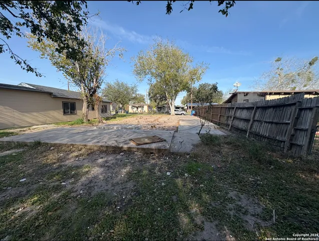 $27,000 | 907 West Crockett Street, Beeville, TX 78102