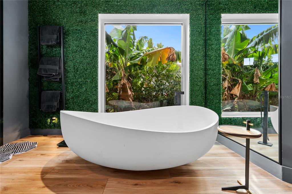 9343 Tibet Pointe Circle Windermere, FL 34786 - Photo 61 of 100 a white bath tub sitting in a backyard