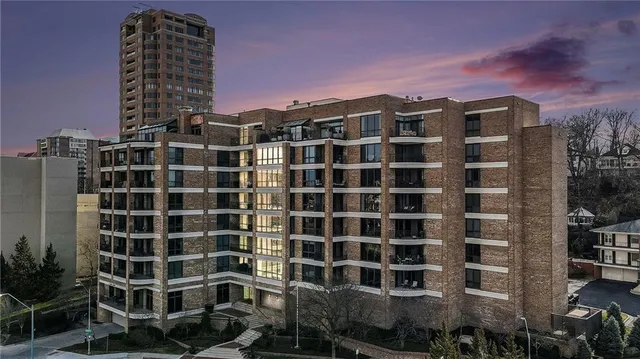 $699,950 | 433 Ward Parkway, Unit 2S, Kansas City, MO 64112