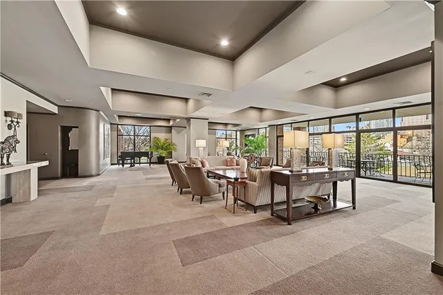 $699,950 | 433 Ward Parkway, Unit 2S, Kansas City, MO 64112