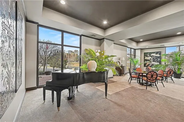 $699,950 | 433 Ward Parkway, Unit 2S, Kansas City, MO 64112