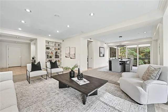 $699,950 | 433 Ward Parkway, Unit 2S, Kansas City, MO 64112