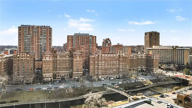 $699,950 | 433 Ward Parkway, Unit 2S, Kansas City, MO 64112