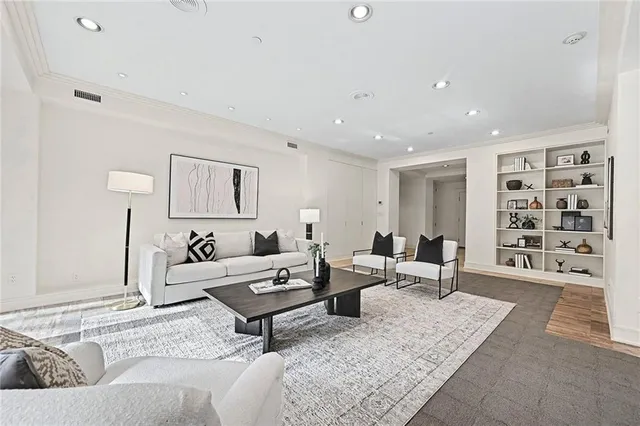 $699,950 | 433 Ward Parkway, Unit 2S, Kansas City, MO 64112