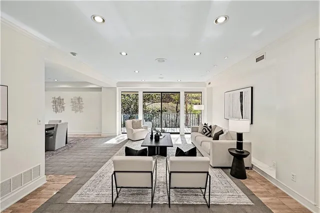 $699,950 | 433 Ward Parkway, Unit 2S, Kansas City, MO 64112