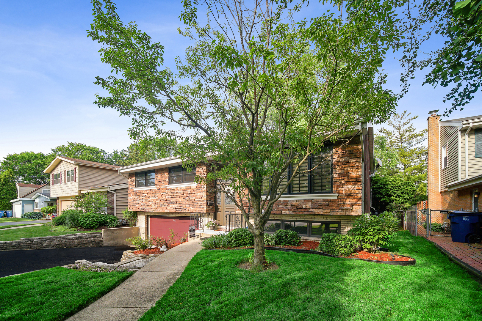 913 Spring Road Elmhurst, IL 60126 - Photo 2 of 27