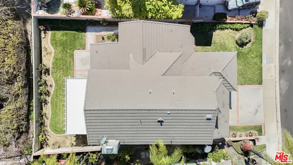a view of a back yard of the house