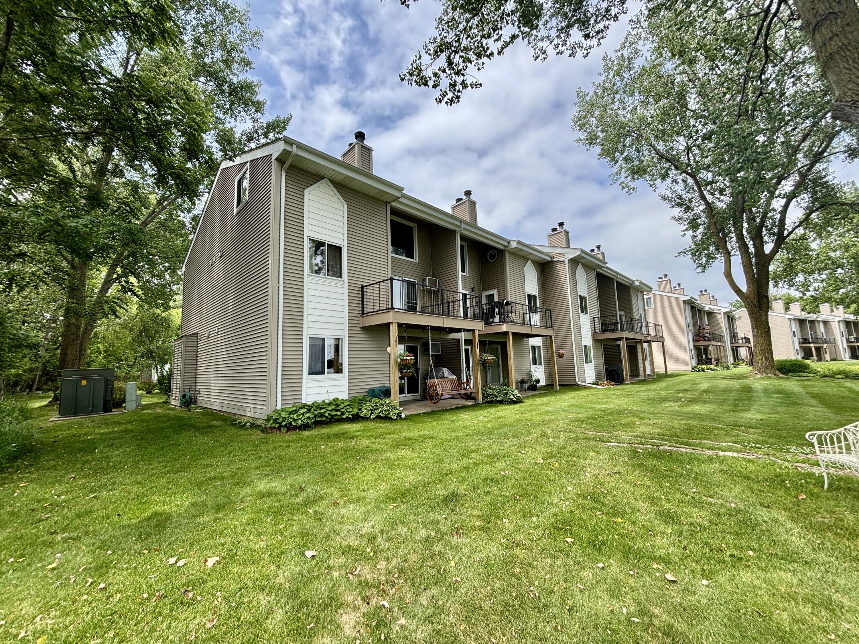 717 East Lakeview Road, Unit 8 Juneau, WI 53039 - Photo 6 of 33 IMG_7937