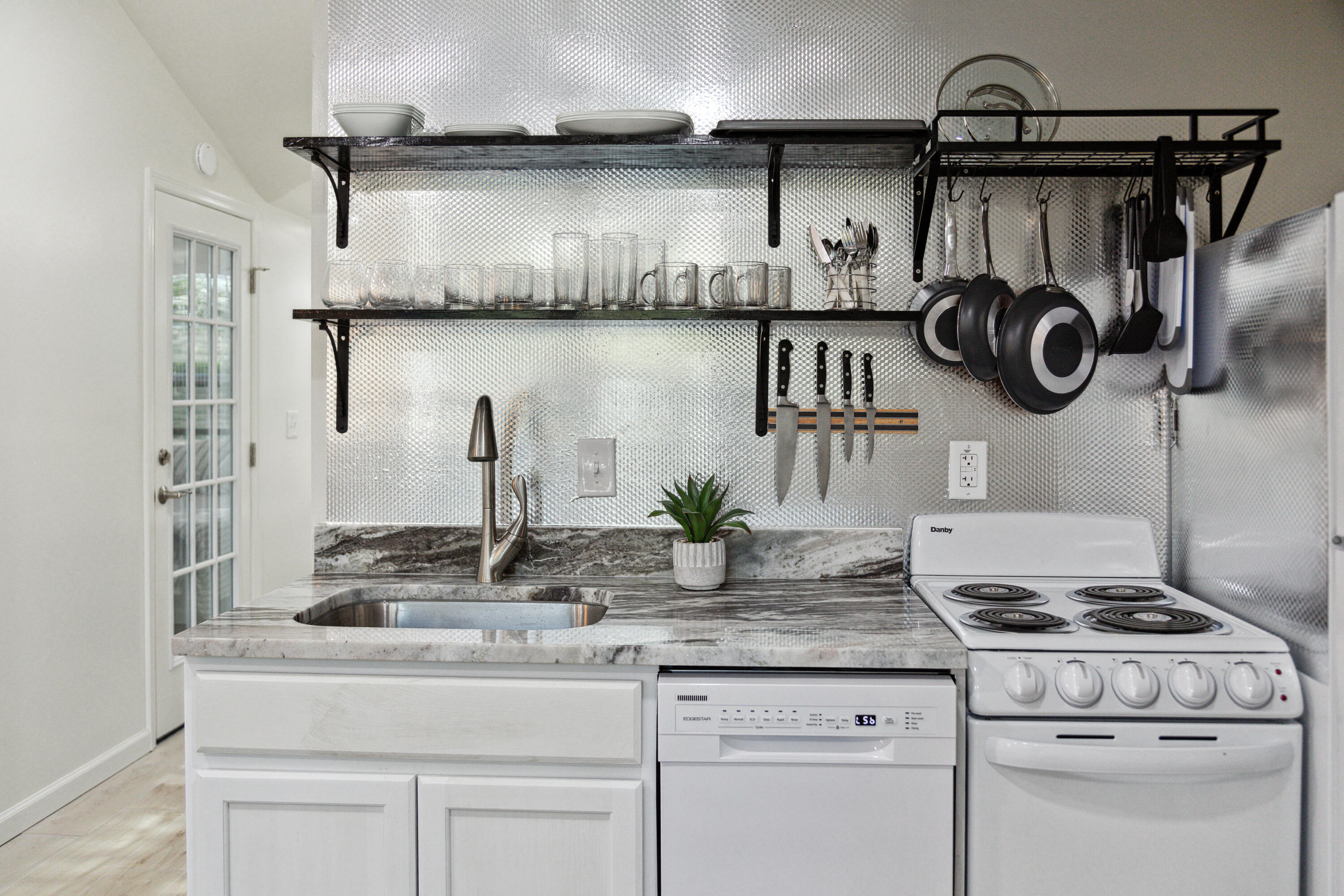 1717 Tower Battery Road Charleston, SC 29412 - Photo 14 of 25 1717TowerBatteryRd-KeenEyeMarketing-016