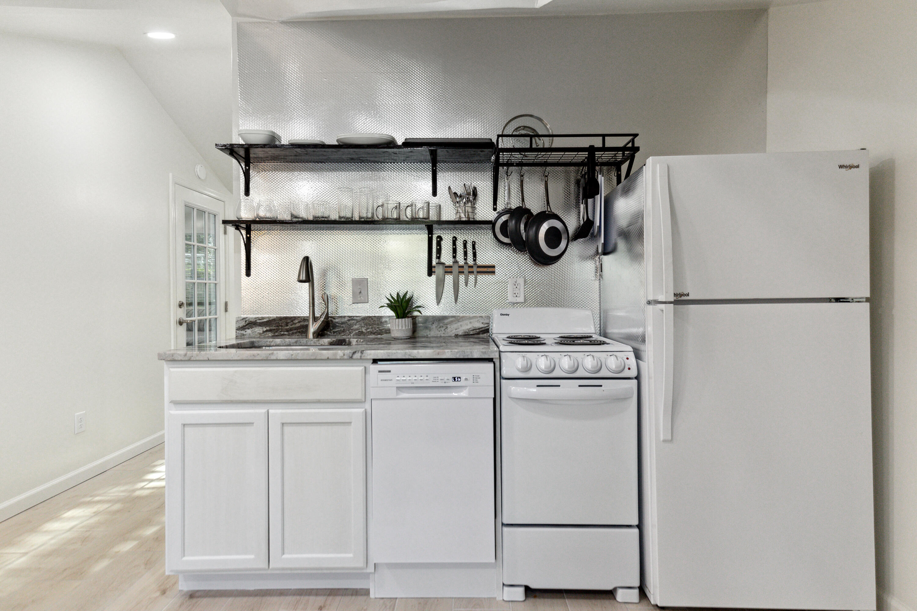 1717 Tower Battery Road Charleston, SC 29412 - Photo 10 of 25 1717TowerBatteryRd-KeenEyeMarketing-012