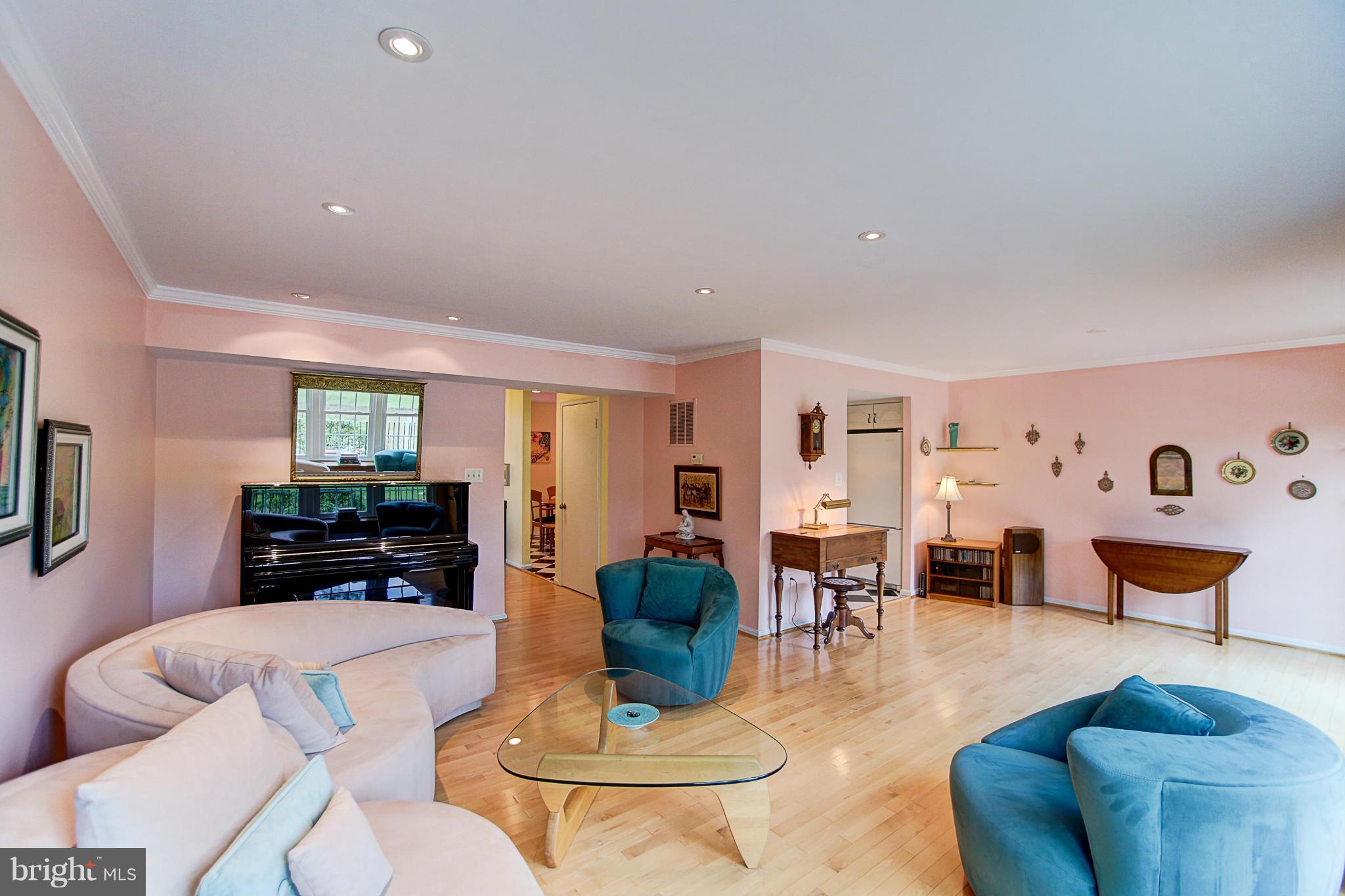 2155 Greenkeepers Court Reston, VA 20191 - Photo 9 of 29 Living Room
