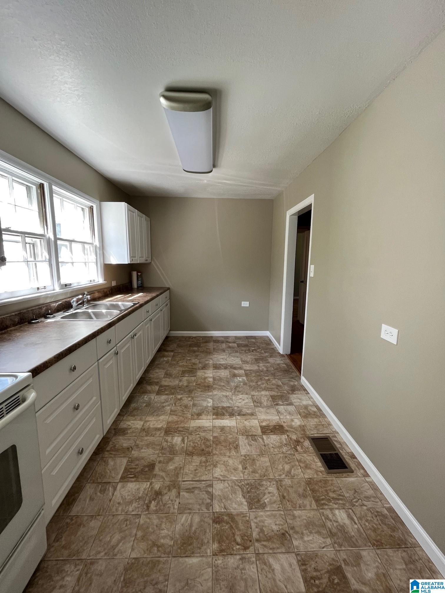 553 Polly Reed Road Northeast Birmingham, AL 35215 - Photo 5 of 15