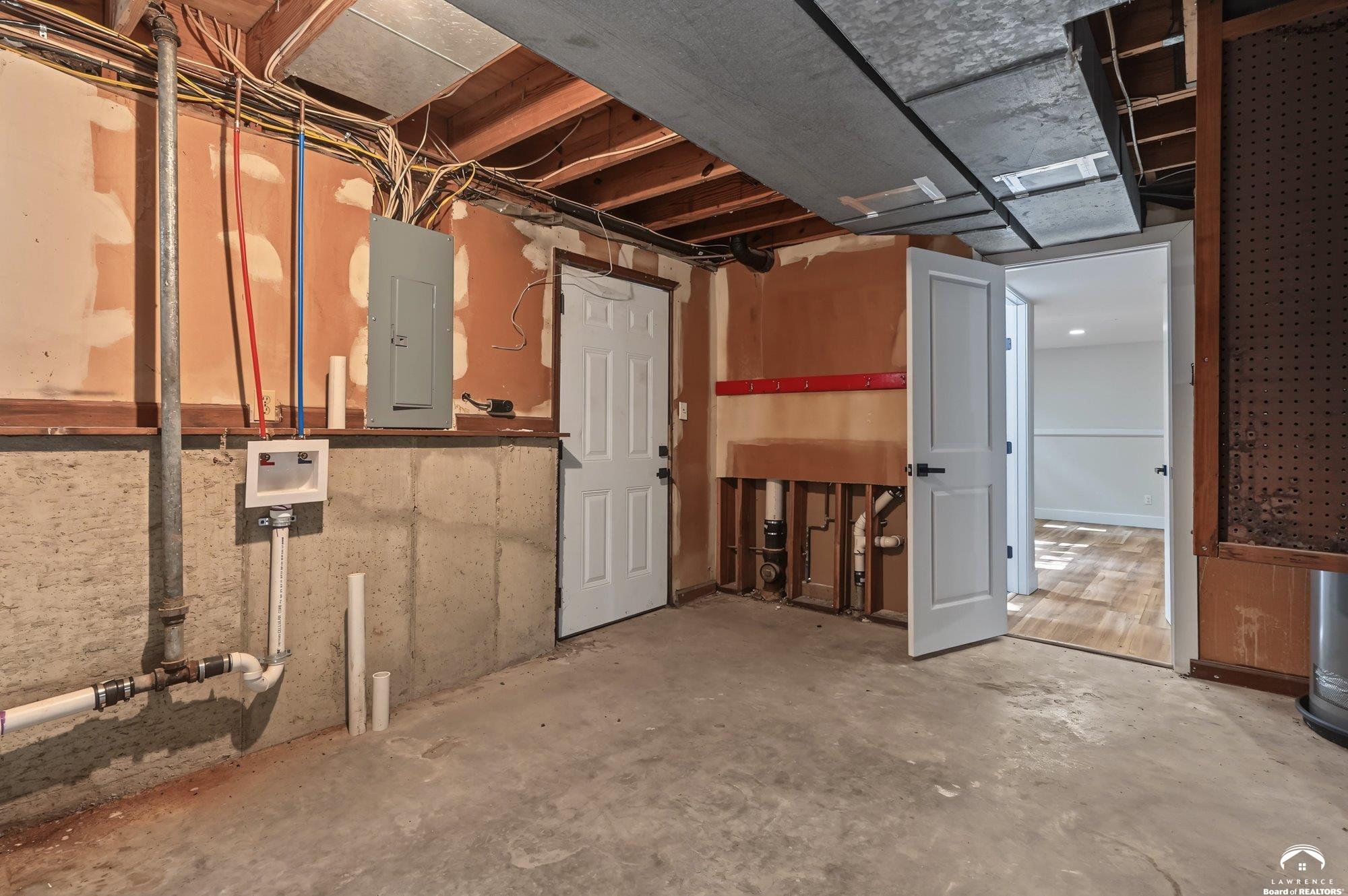 2729 Stratford Road Lawrence, KS 66049 - Photo 27 of 36 Gallery Image 27