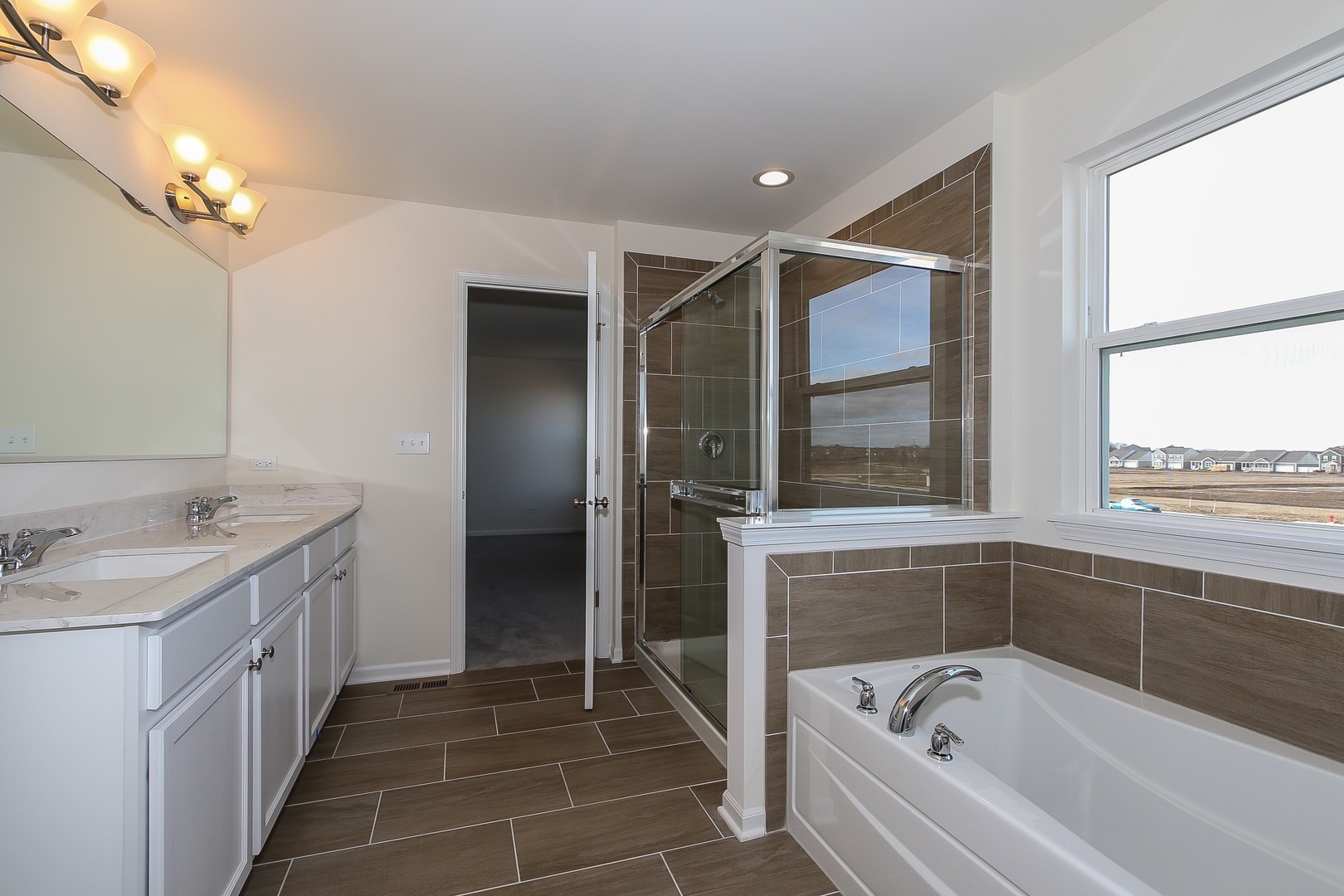 1309 Endicott Road South Elgin, IL 60177 - Photo 22 of 29 a bathroom with a bathtub and a sink