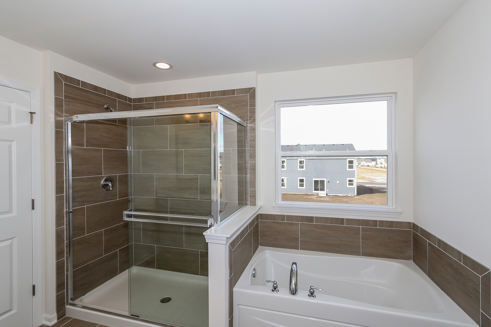 1309 Endicott Road South Elgin, IL 60177 - Photo 23 of 29 a bathroom with a bathtub and a shower