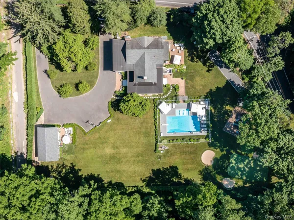 $2,850,000 | 245 Lattingtown Road, Locust Valley, NY 11560