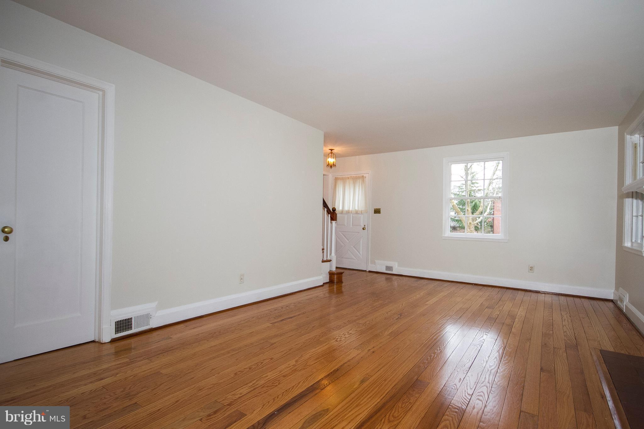 340 Broadmoor Road Baltimore, MD 21212 - Photo 4 of 24 Living Room