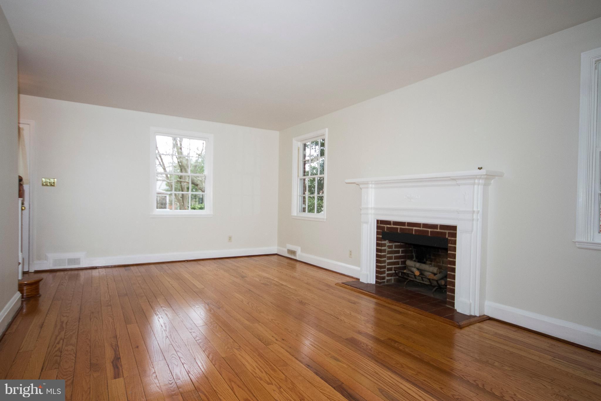 340 Broadmoor Road Baltimore, MD 21212 - Photo 5 of 24 Living Room