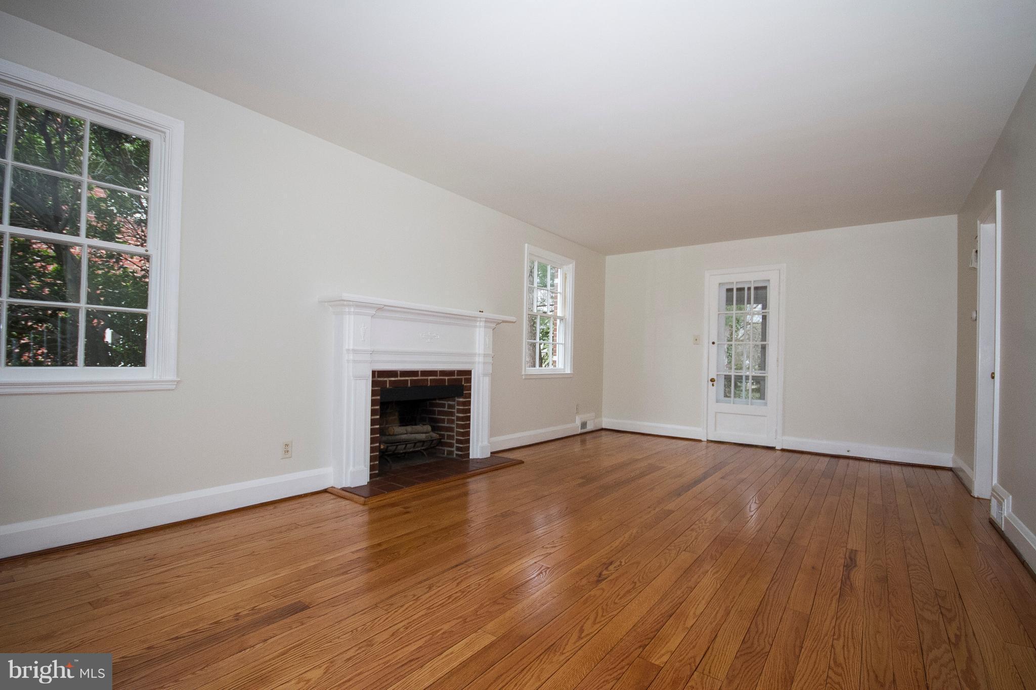 340 Broadmoor Road Baltimore, MD 21212 - Photo 6 of 24 Living Room