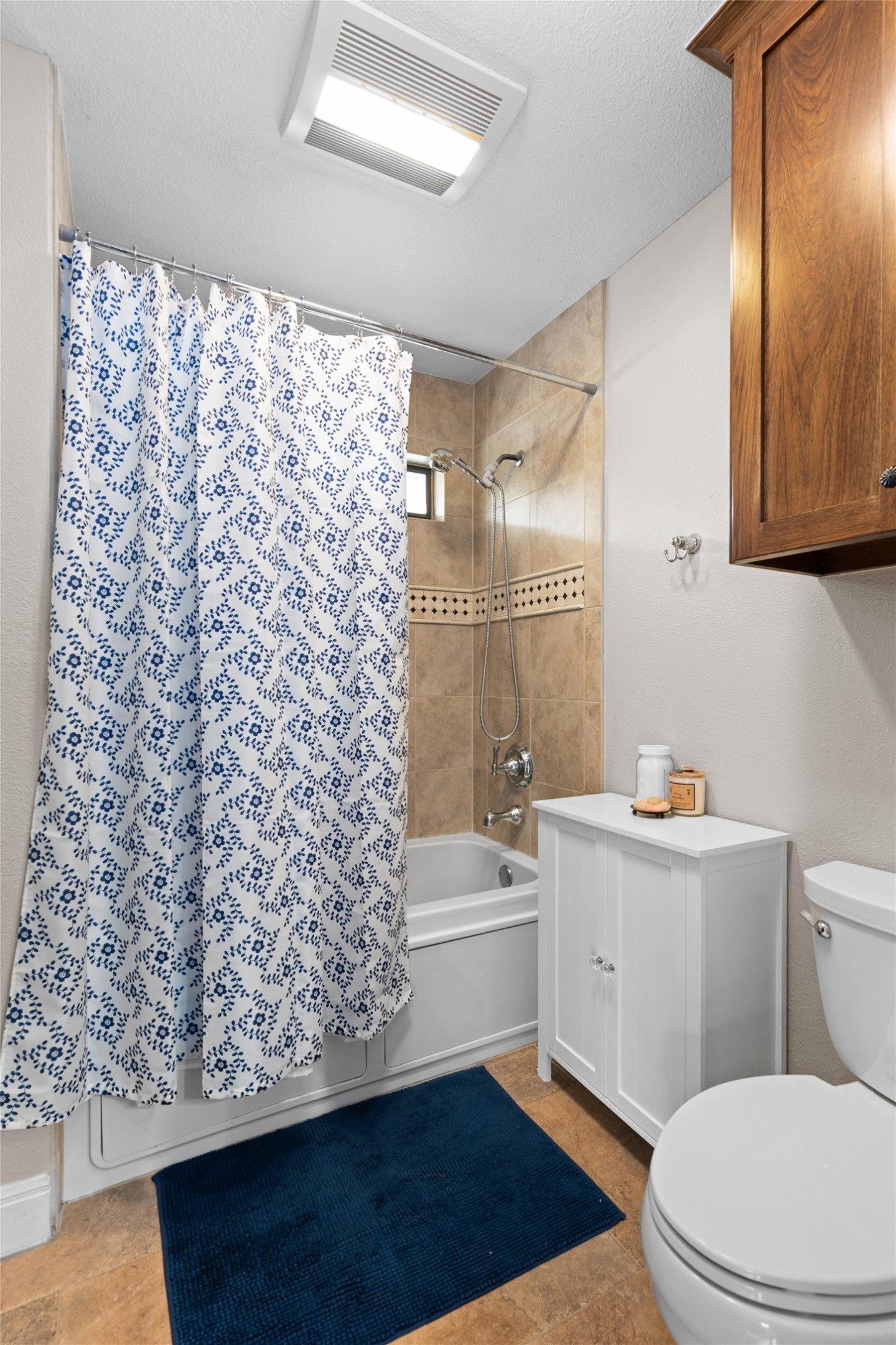 720 Circle G Ranch Road Austin, TX 78737 - Photo 19 of 37 a bathroom with a sink a toilet and shower