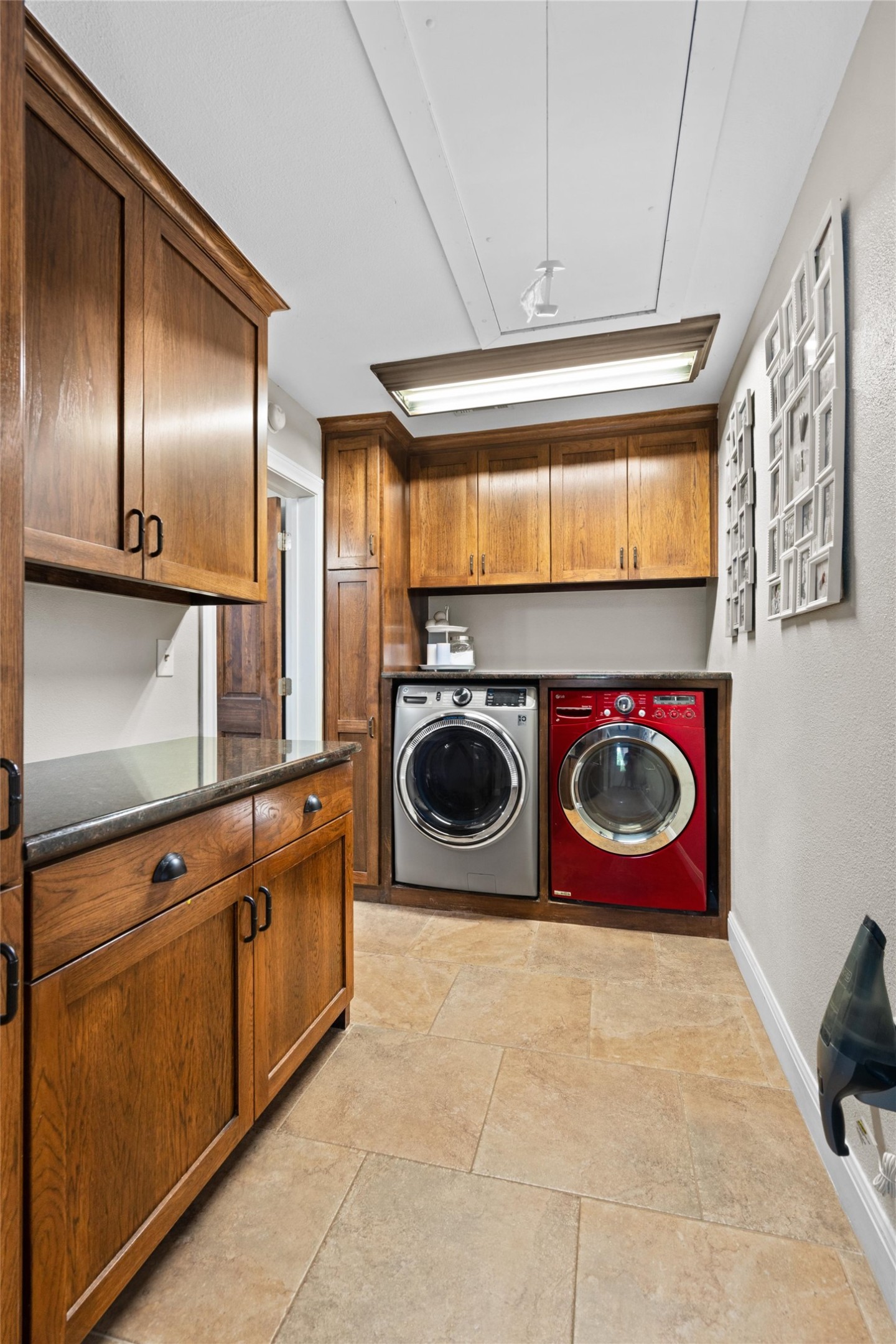 720 Circle G Ranch Road Austin, TX 78737 - Photo 33 of 37 a utility room with dryer and washer