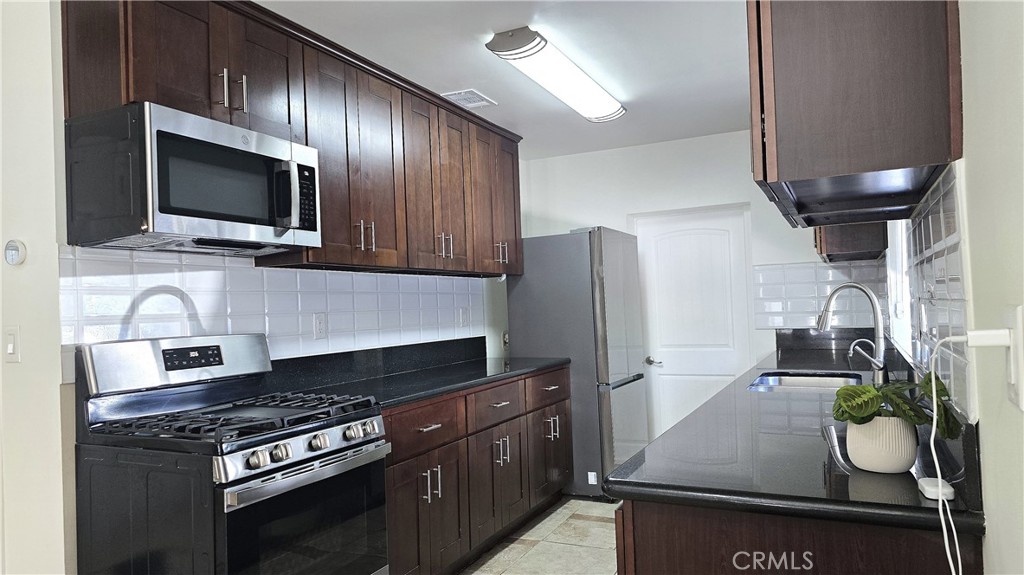 6704 Rhea Avenue Reseda, CA 91335 - Photo 7 of 33