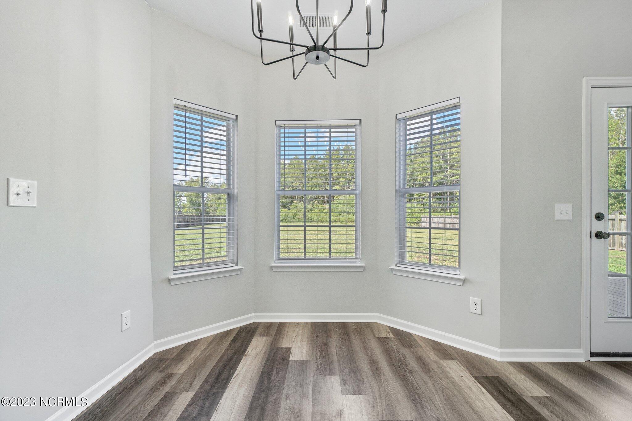 242 Green View Road Moyock, NC 27958 - Photo 15 of 32 Breakfast nook