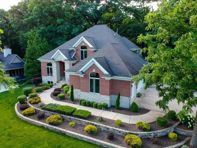 a aerial view of house with yard and green space