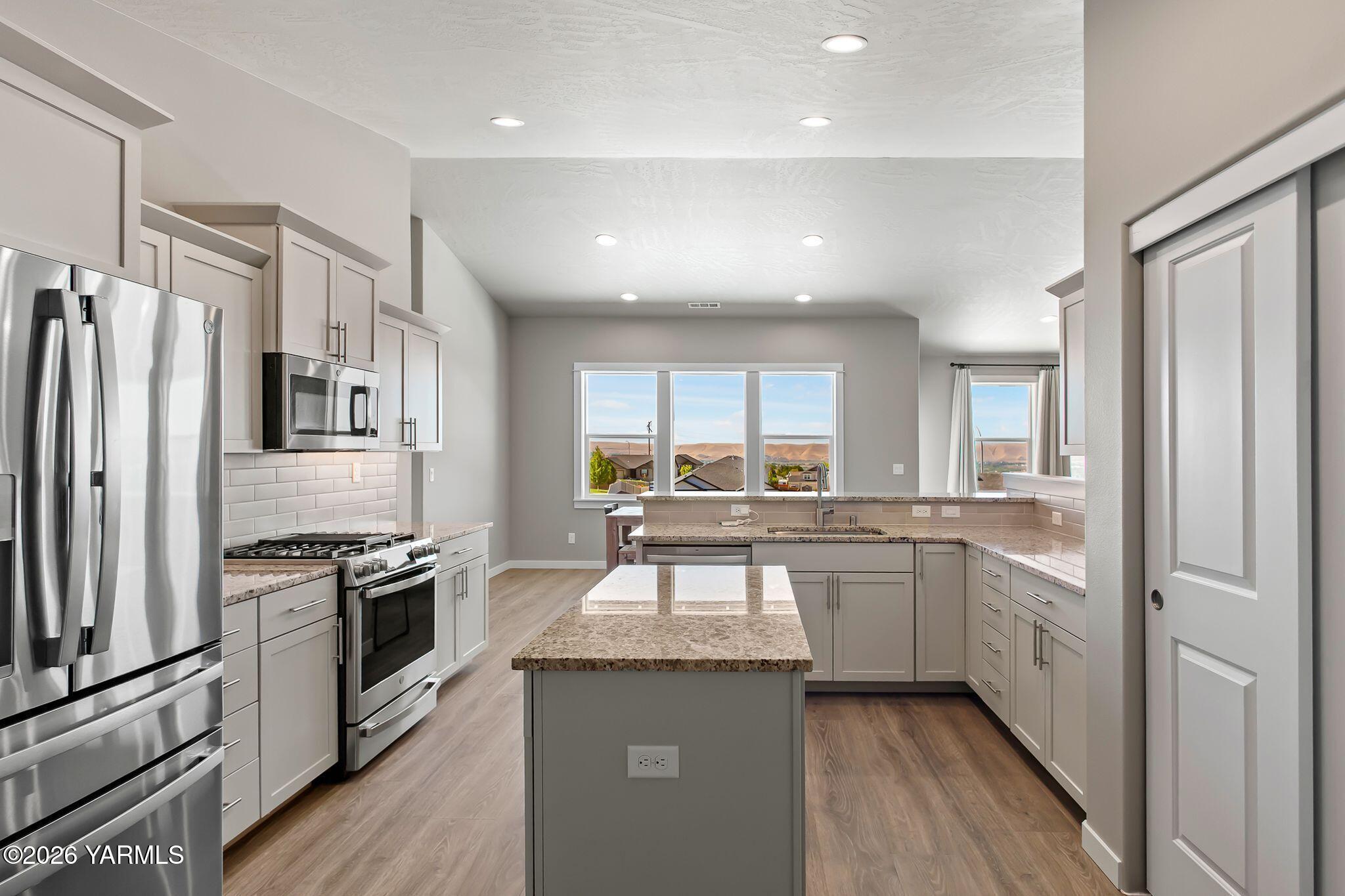 5406 Wildrye Loop Yakima, WA 98901 - Photo 23 of 33 Kitchen