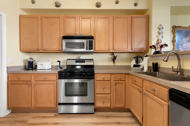 $349,900 | 20524 McGilvray Drive, Crest Hill, IL 60403