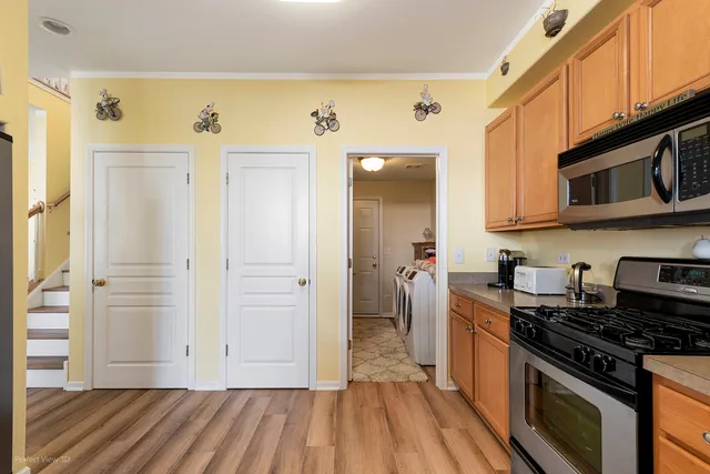 $349,900 | 20524 McGilvray Drive, Crest Hill, IL 60403