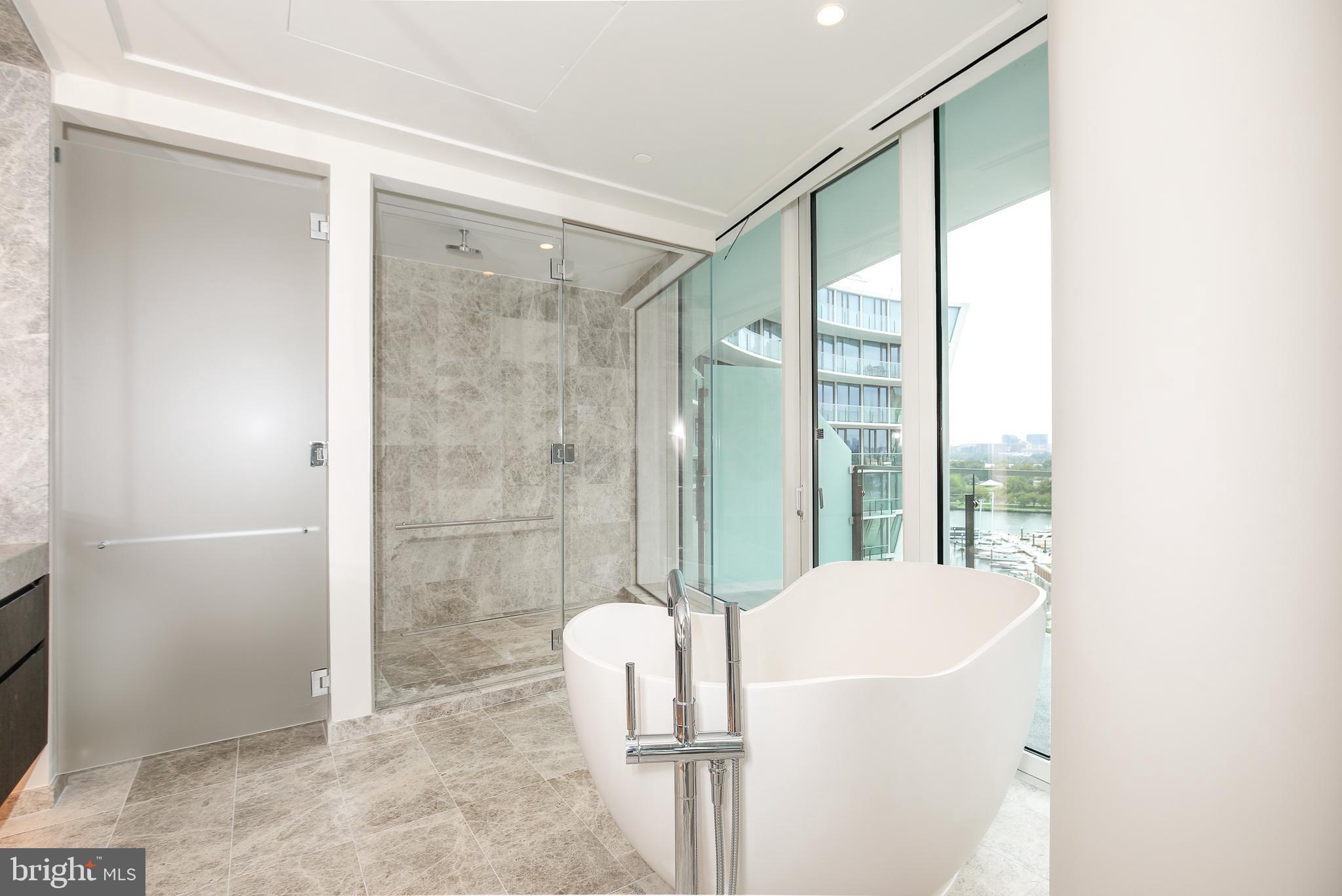 601 Wharf Street Southwest, Unit 905 Washington, DC 20024 - Photo 13 of 28 a bathroom with a tub and a sink