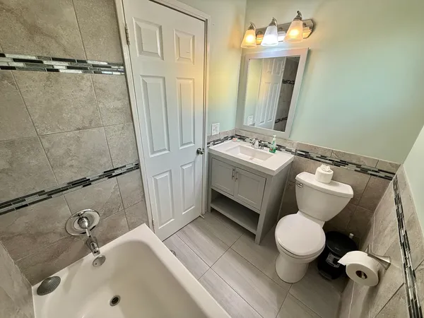 $2,300 | 4926 Crain Street, Unit C, Skokie, IL 60077