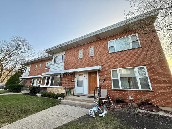 $2,300 | 4926 Crain Street, Unit C, Skokie, IL 60077