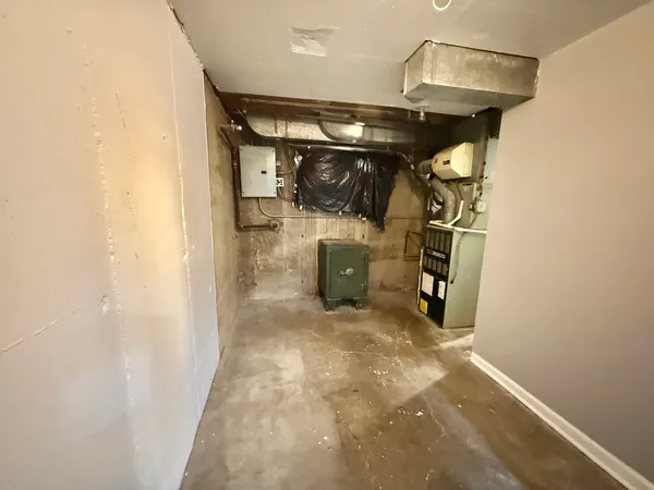 $2,300 | 4926 Crain Street, Unit C, Skokie, IL 60077