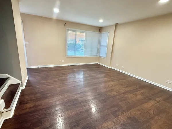 $2,300 | 4926 Crain Street, Unit C, Skokie, IL 60077