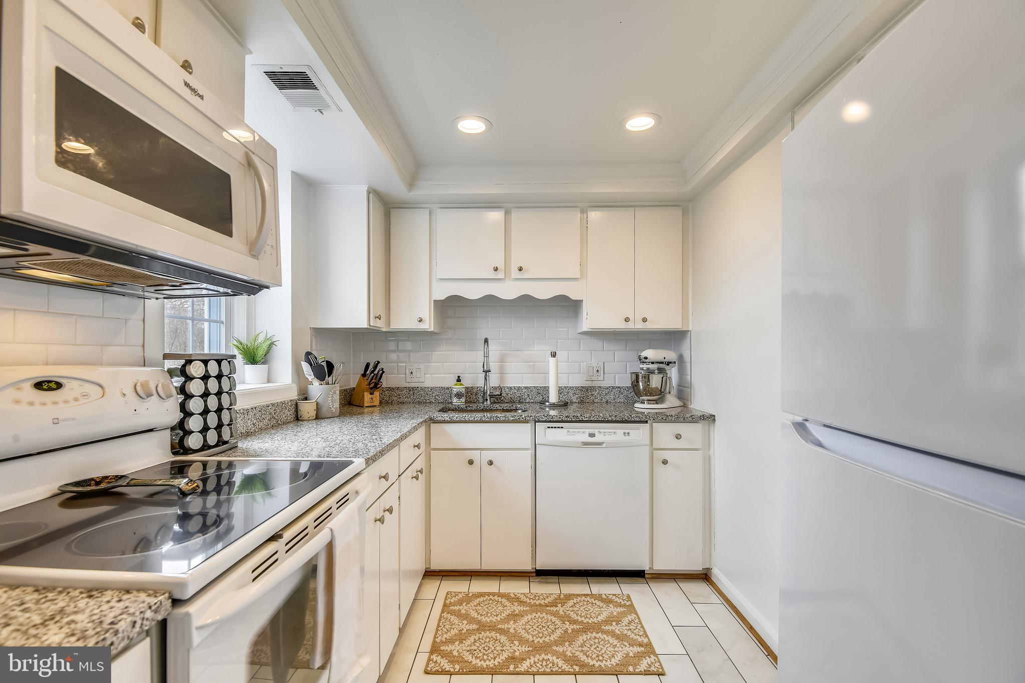 4900 29th Road South, Unit C1 Arlington, VA 22206 - Photo 10 of 41 Bright & airy kitchen w/ white cabinets