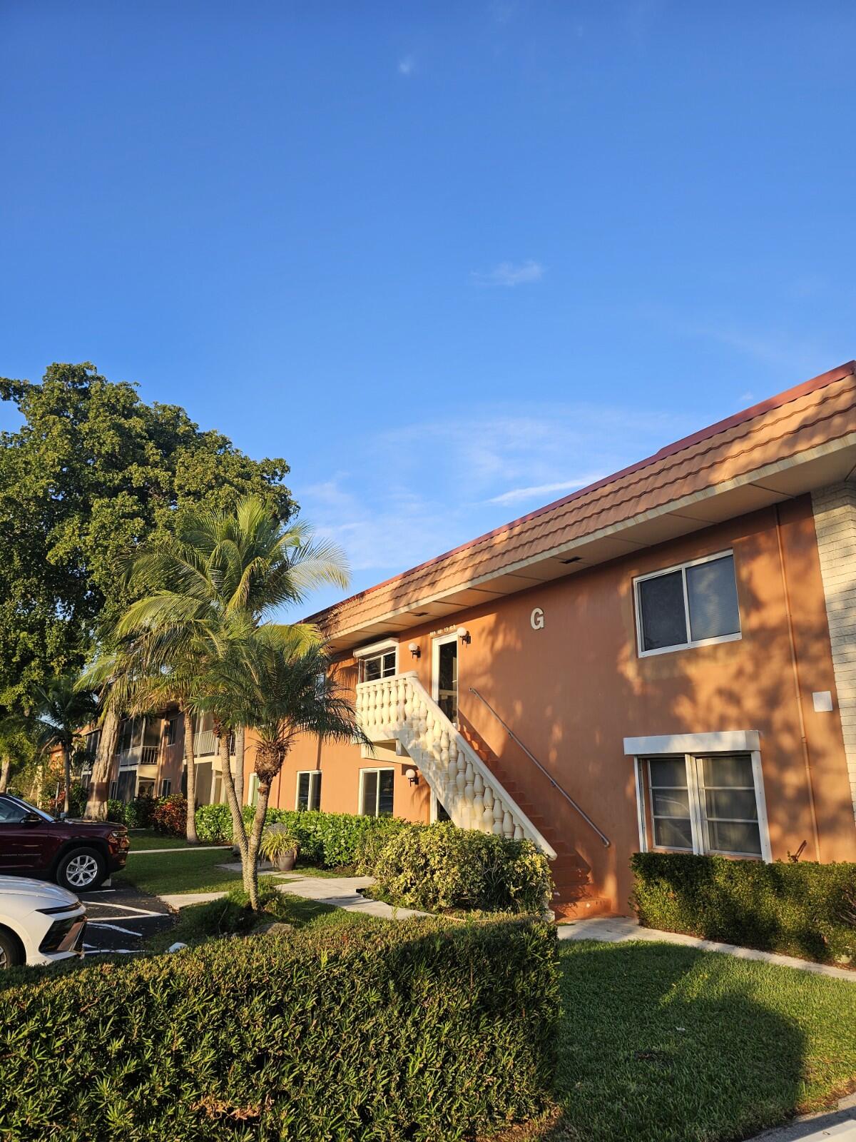 119 Northeast 19th Court, Unit 211G Wilton Manors, FL 33305 - Photo 18 of 21 a backyard of a house with lots of green space and outdoor seating