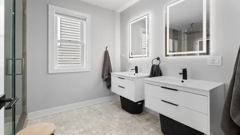 $900,000 | 5004 West Argyle Street, Chicago, IL 60630