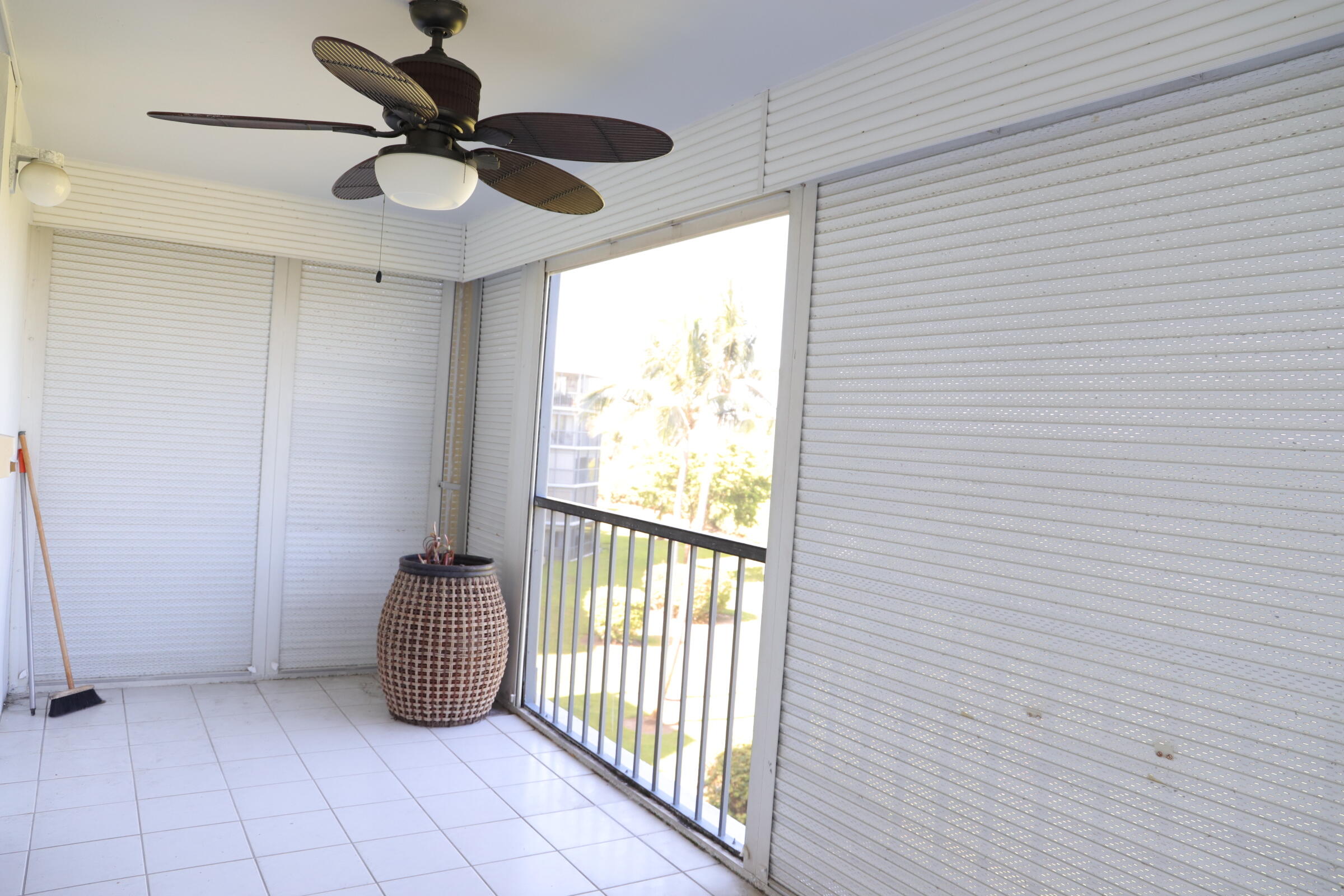 6400 Northwest 2nd Avenue, Unit 423 Boca Raton, FL 33487 - Photo 11 of 19 a view of an empty room and window