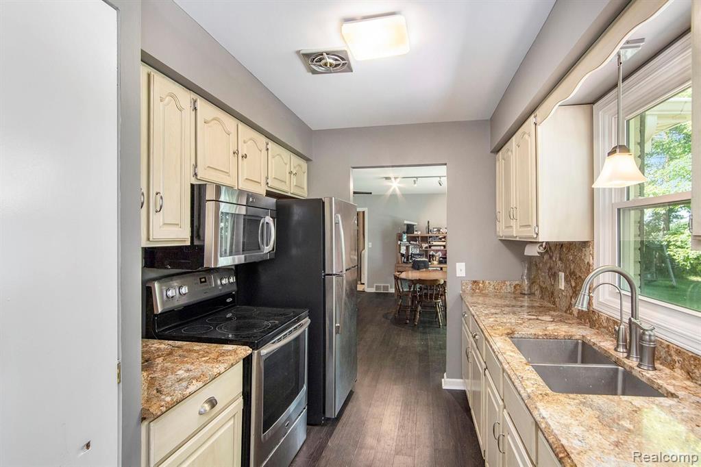 1910 Hadley Road Lapeer, MI 48446 - Photo 4 of 44
