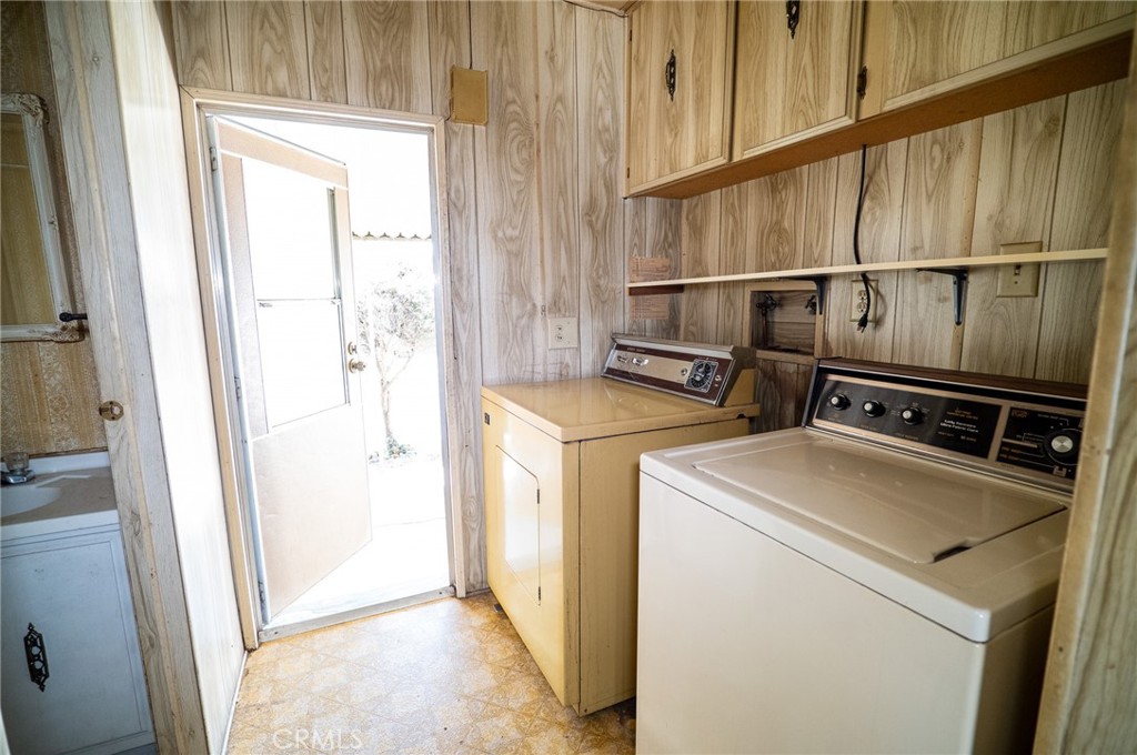 1439 Ridgemont Way Corona, CA 92882 - Photo 14 of 17 a utility room with dryer and washer