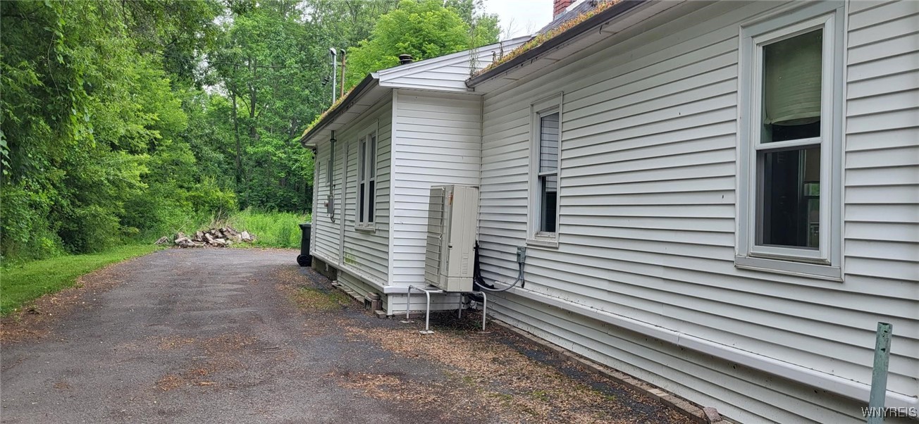 1091 Ruie Road North Tonawanda, NY 14120 - Photo 3 of 22 Left side of house with driveway