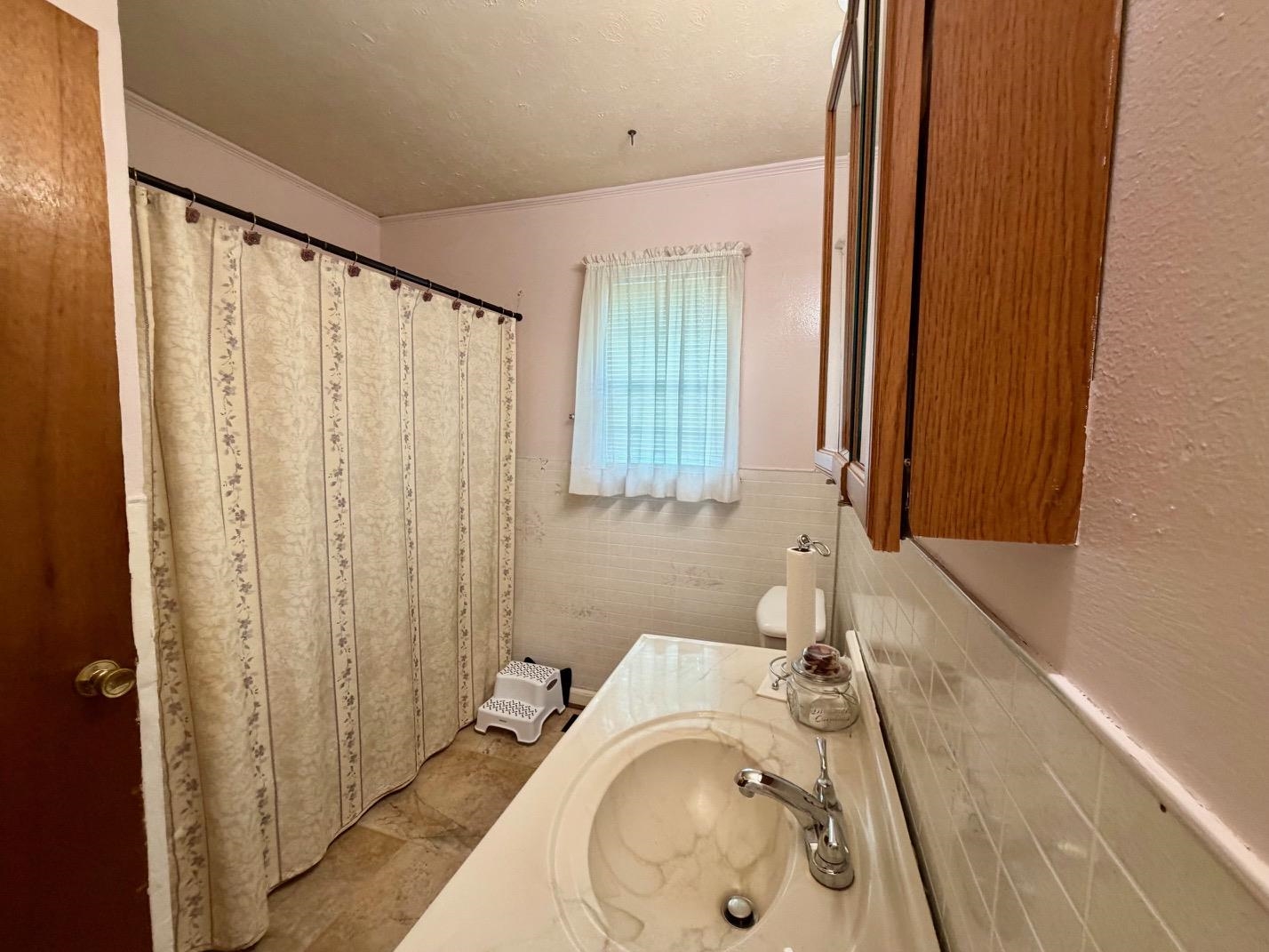 321 Pipkin Road Jackson, TN 38305 - Photo 10 of 16 a bathroom with a sink and a tub