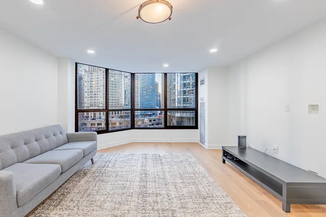 $2,700 | 405 North Wabash Avenue, Unit 207, Chicago, IL 60611