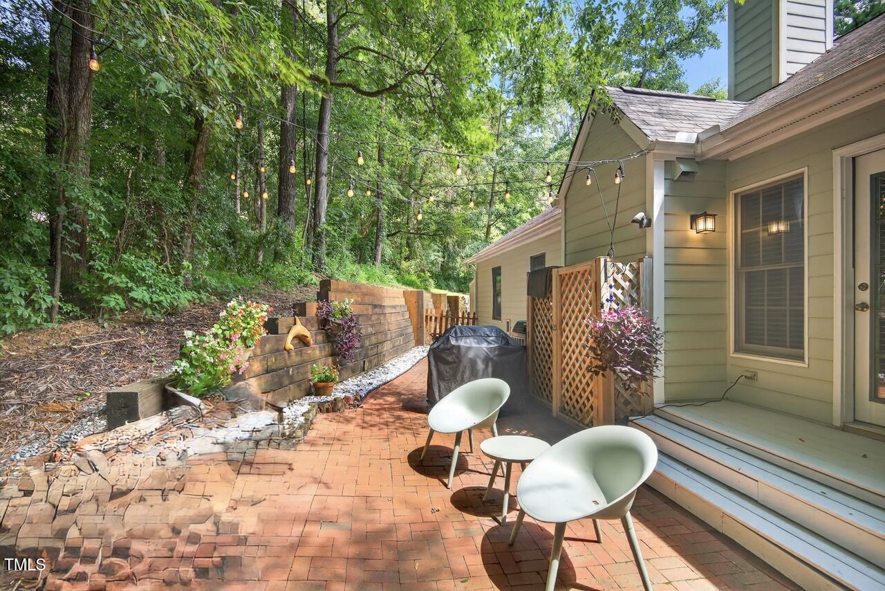 123 Weatherhill Point Carrboro, NC 27510 - Photo 18 of 25 a backyard of a house with table and chairs