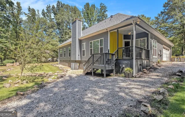 a view of a small house with yard