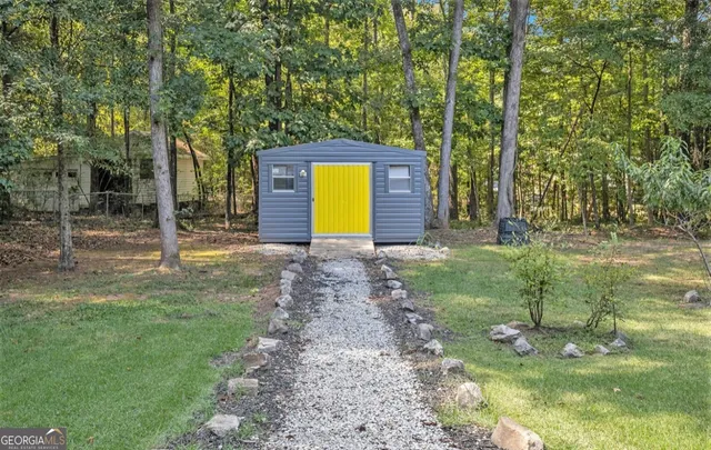 a view of a back yard