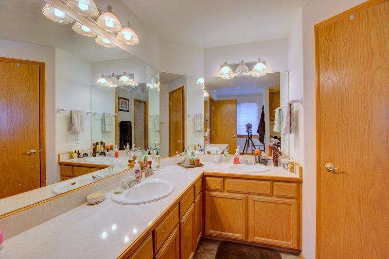 557 Mitchell Way Central Point, OR 97502 - Photo 14 of 23 a bathroom with a double vanity sink mirror and double