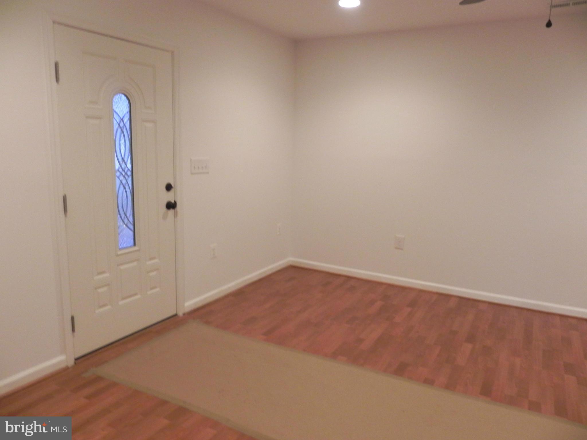 27525 Ridge Road Damascus, MD 20872 - Photo 5 of 30 Living Room